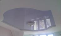 Сиреневый натяжной потолок в комнате 