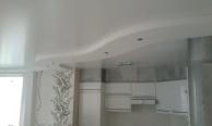 Белый сатиновый натяжной потолок в квартире студии